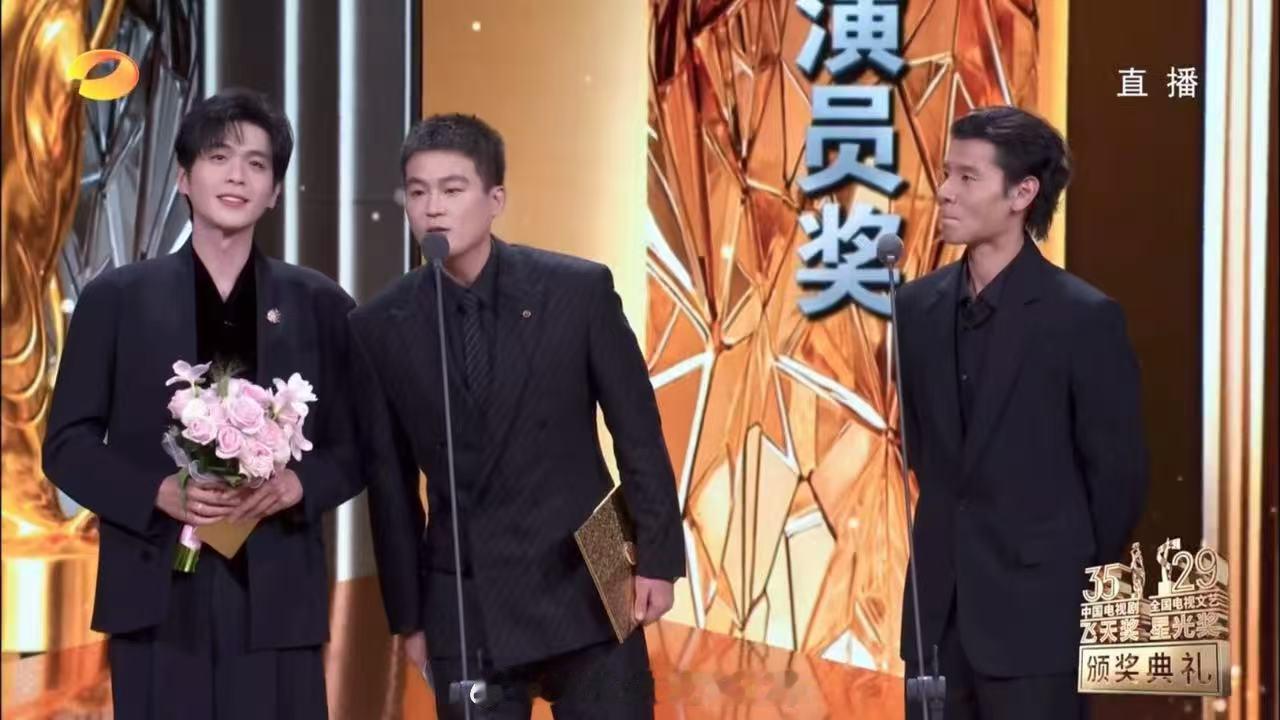 张若昀欧豪蒋奇明同台给宋佳颁奖，张若昀上来就夸欧豪蒋奇明高产，欧豪一句"若昀哥过奖了"接得自然。这哪