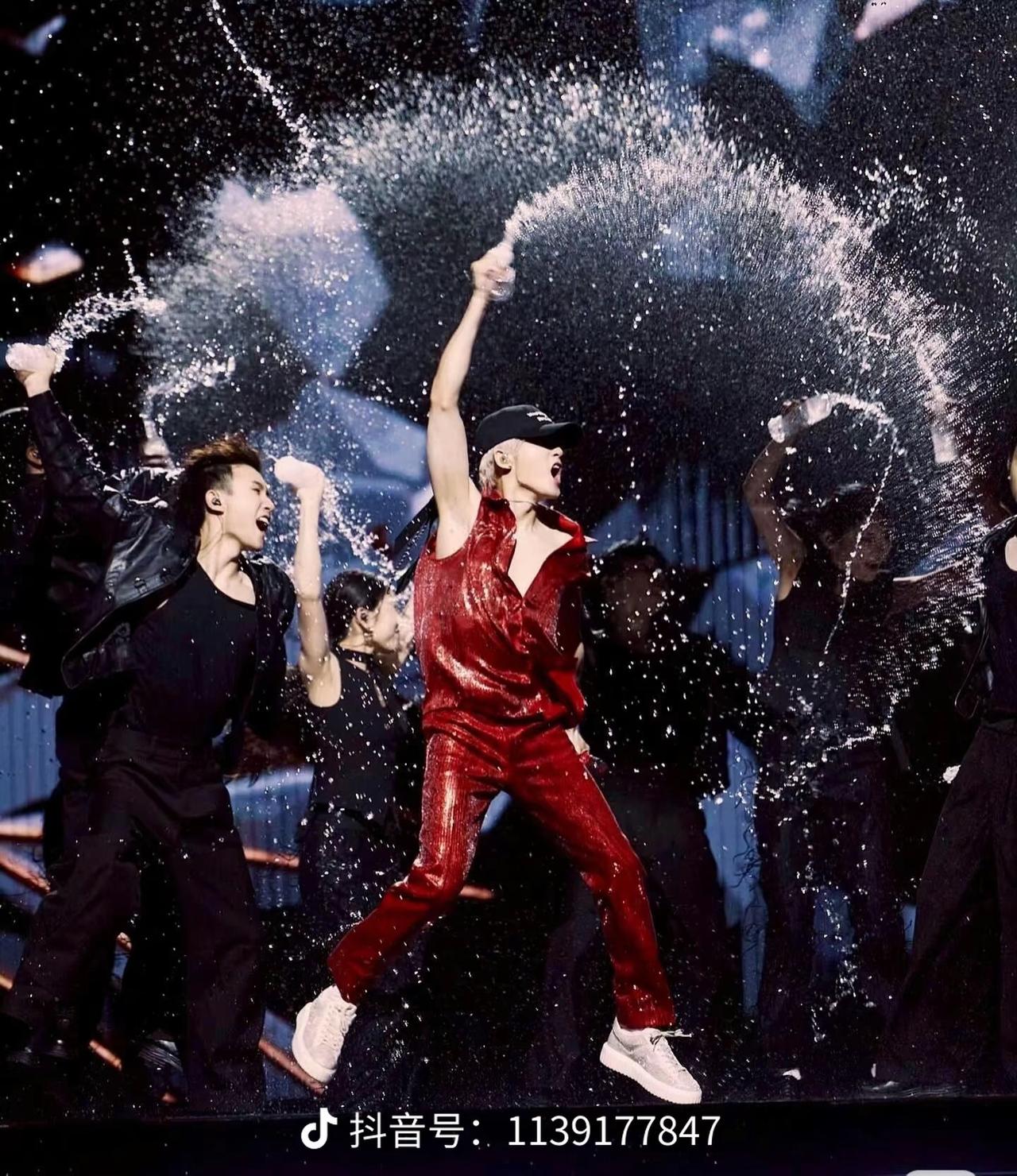 天啊，我眼花了吗？后知后觉我刚刚才刷到檀健次今晚七点竟然有电影播出？不是吧，檀老