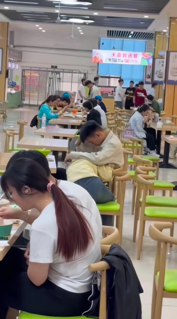 撒娇也不看地方，这么多人不合适吧