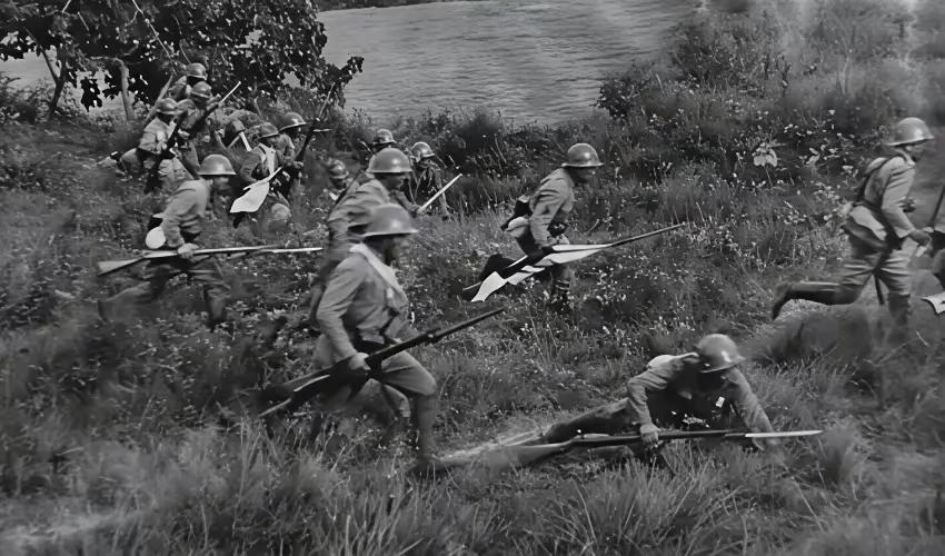 日本鬼子真实的冲锋是提枪快跑，而我们在影视剧中看到的日本鬼子冲锋都是端着刺刀枪跑