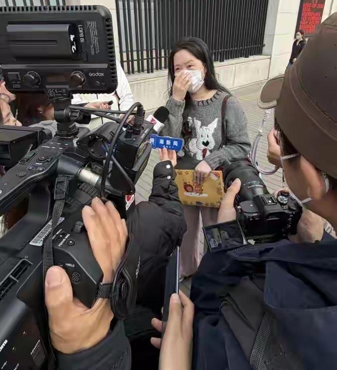 那个papi狗的妈，善于利用媒体。二次庭审前，就不断发声宣传，称自己因狗伴侣被