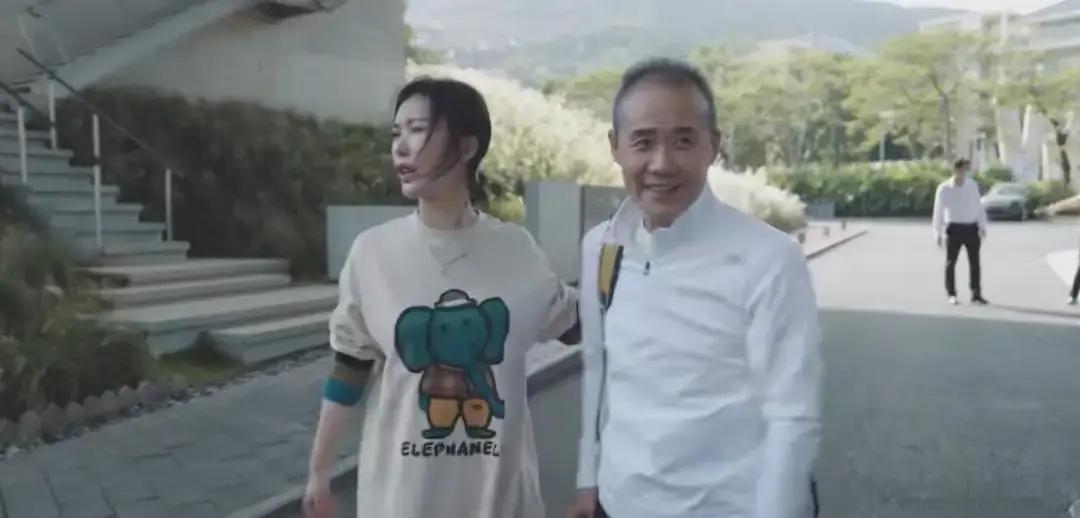 73岁王石被当众推走镜头里，田朴珺一把按住王石胳膊，打断发言，直接把人往台