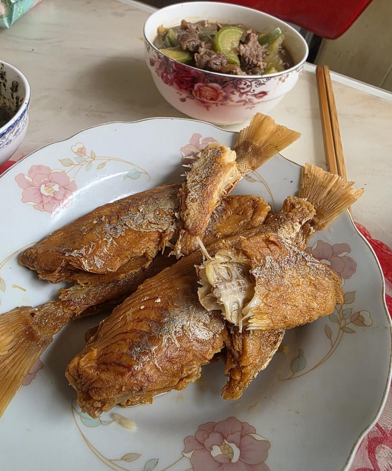 简简单单的中午饭……主菜是萝卜炖牛肉，副菜是咸鱼、辣椒、韭花酱，主食是干粮。
