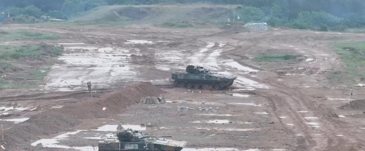 央视画面：我陆军装甲步兵班现在的攻坚手段多样化，近距离用单兵一次性火箭筒攻击，远
