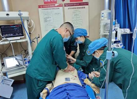 “憋住，别笑！”江苏，一男子急性心梗，被送医院抢救。在这生死关头，他竟烟瘾犯了，