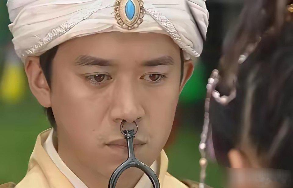 你就说这造型尬不尬吧，很好奇当年就没有吐槽吗？