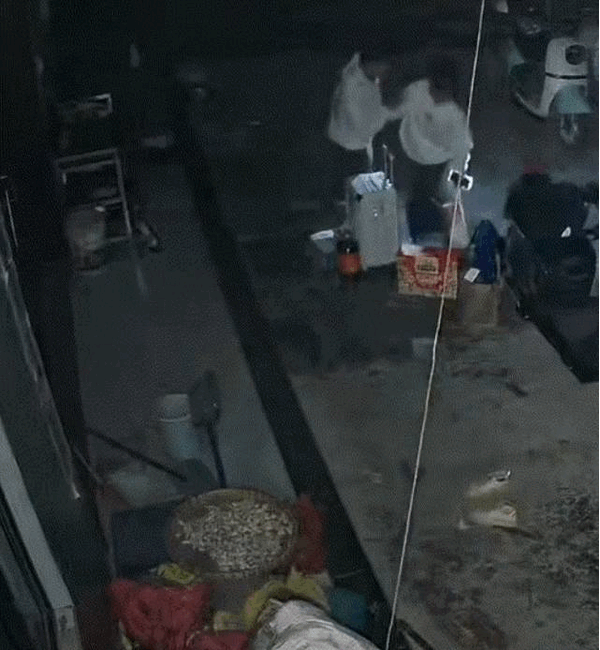 广西，一小伙新年送女朋友回家，起初俩人拿着东西还有说有笑，没想到他刚进女友家院子