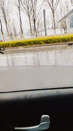 好车，能跑能睡。3月30日，安徽大雨，这辆皖A牌照小车四脚朝天躺在地上，电池没