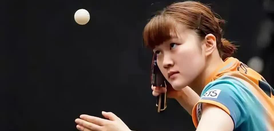 大藤沙月的发球火了！日本乒乓球运动员大藤沙月，不仅人长得挺漂亮的，而且比