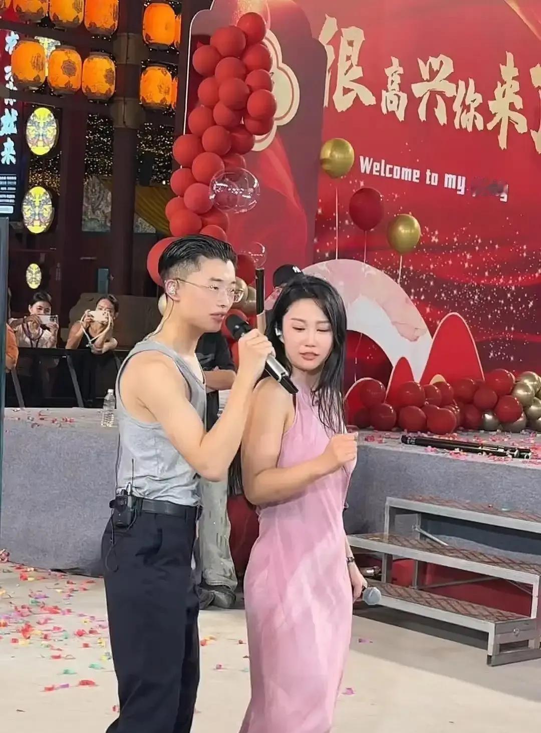 郭有才掉粉40万，这事儿没那么简单。他穿着高定西装亮相，十分钟，两万粉丝没了。