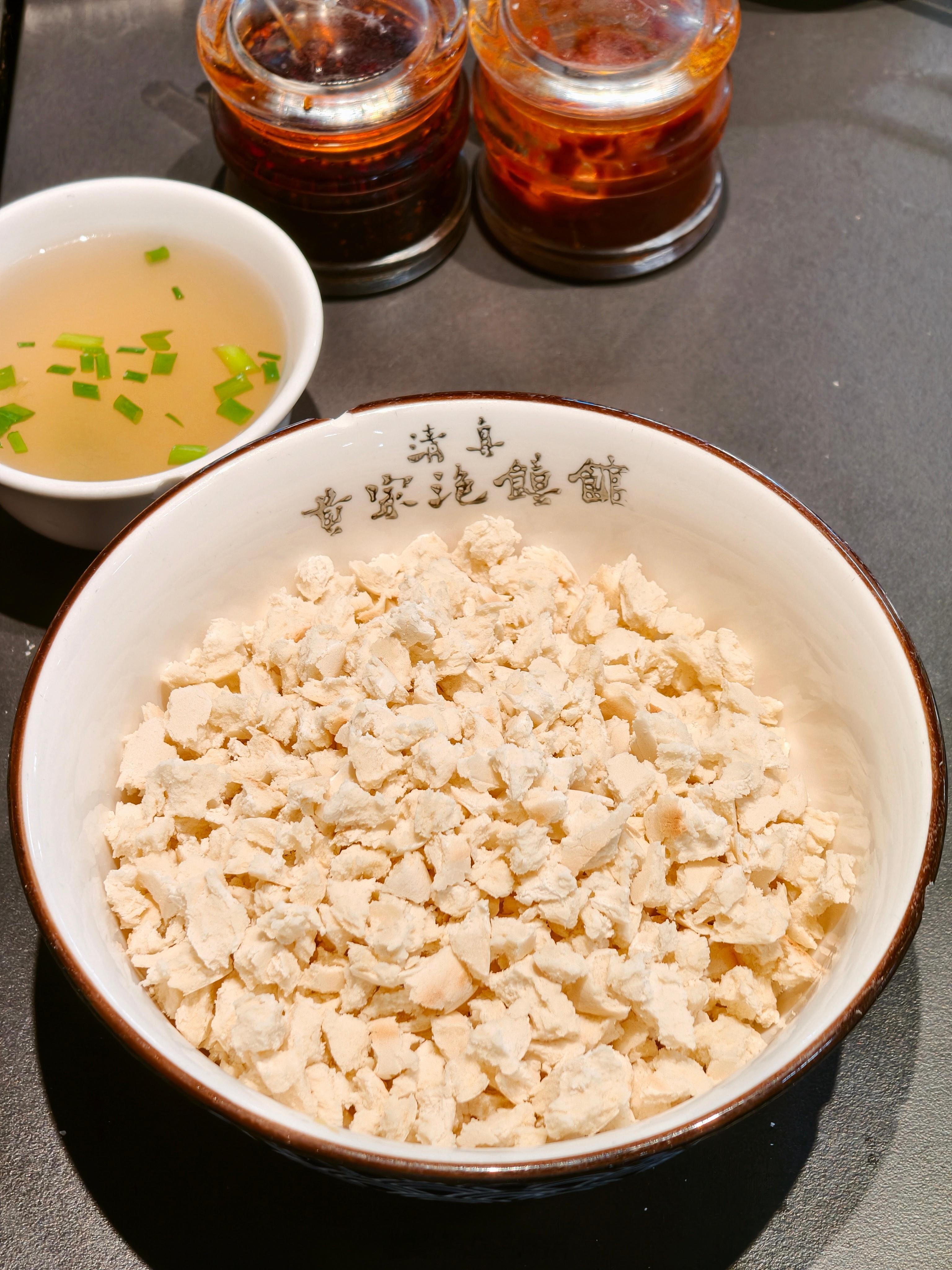 牛肉泡馍一定要用手掰的碎碎的，特别入味，第一次尝试吃了三个饼，真的太顶了，26元