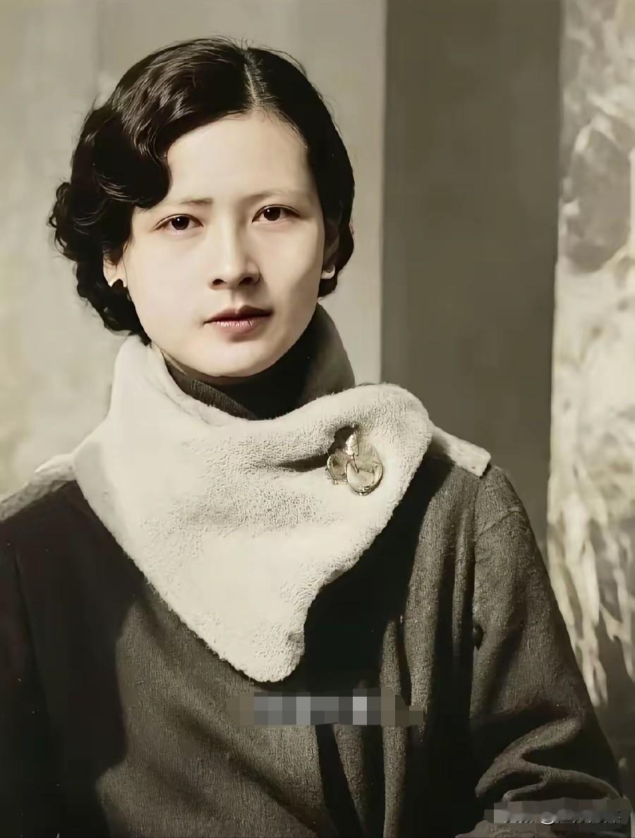林徽因的美，不是柔弱闺秀的温婉，是那种读过书、见过世界之后，眼神里透露出的清亮与