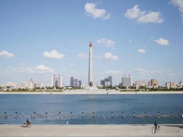 去了平壤才明白：在朝鲜人眼里，中国人远比他们想象的更强大！沿街散步时碰到一位