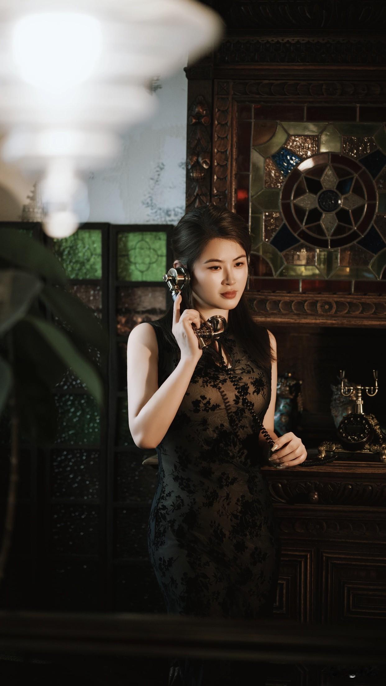 看《给阿嬷的情书》写时代回望反映了时代变迁下人们的无奈。六十年前阿嬷和阿公的爱情