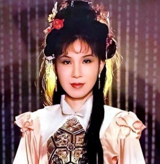 1998年，焦恩俊怕赔偿1000万的违约金，只好硬着头皮跟看似60岁的西门大妈，