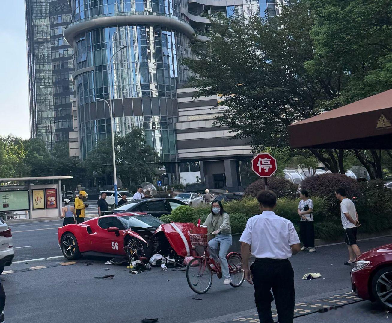 法拉利一点都不好，没有《弃轮保命》。​