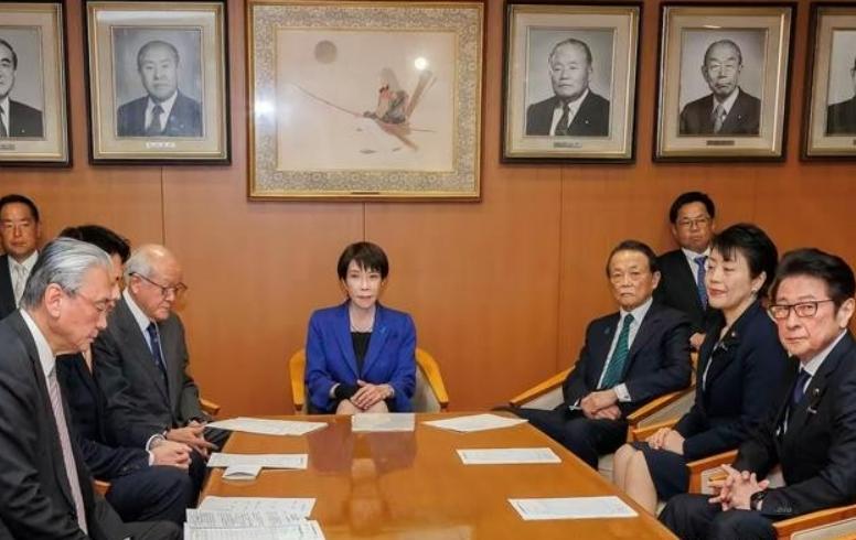 高市早苗辞职！当地时间2月18日上午，日本政府召开内阁会议，高市早苗内阁集体辞职