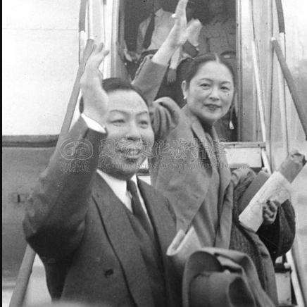 1948年，吴国桢和夫人黄卓群，一张罕见的留影，照片中两人准备乘坐火车，面对镜头