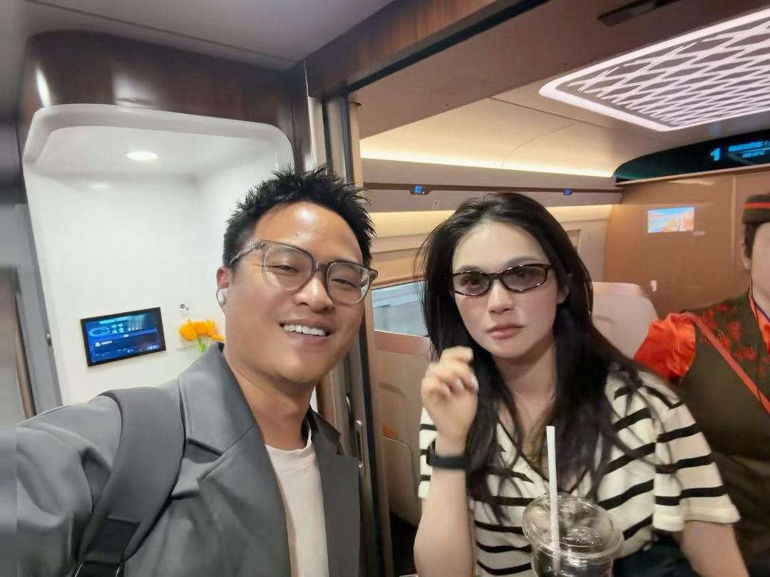 下车的时候我低头玩手机，余光中，我瞥见商务舱下来一位美女，抬头一看，这不是那谁吗