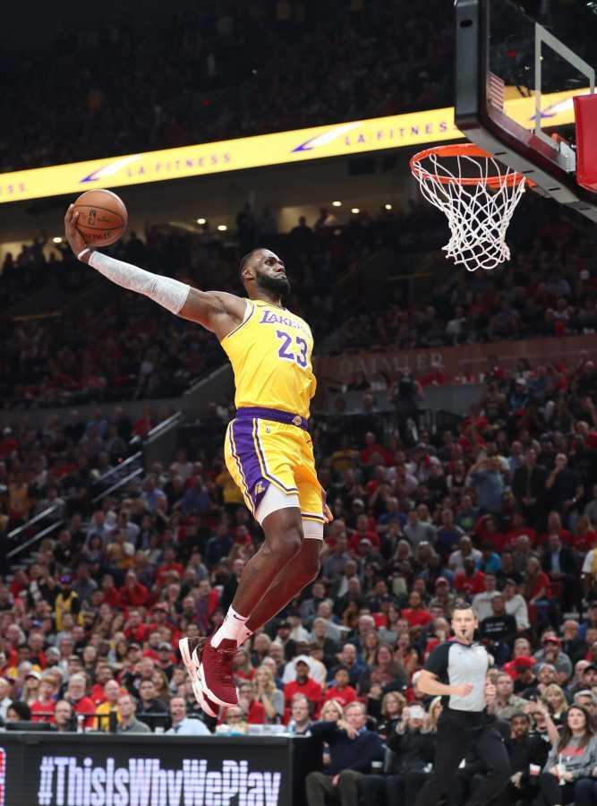 在NBA打到20赛季以后，扣篮次数排名：1、詹姆斯：第21赛季扣篮84次，第2