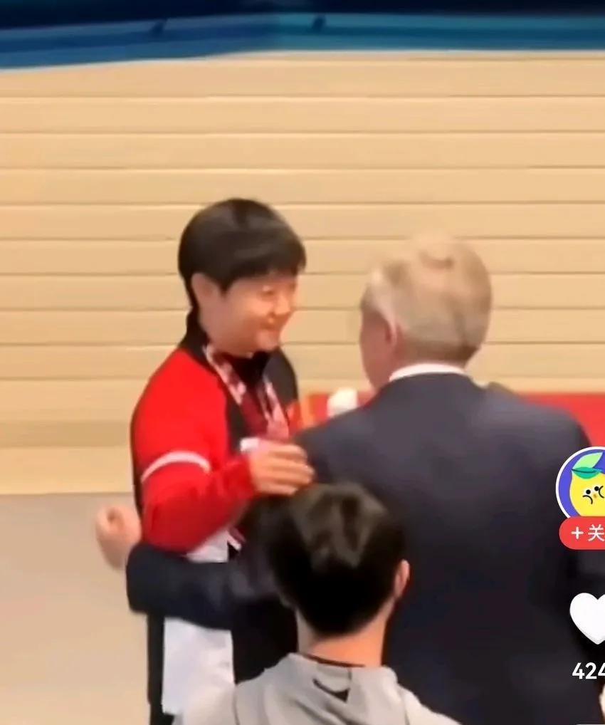 莎莎退役后会不会步巴赫后尘？莎莎天生社交牛逼症，从国乒的单位领导到国内各级官员