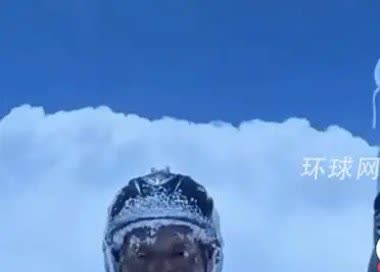 太可怕了！最近在祁连山有一滑翔伞爱好者在玩滑翔伞的时候被云吸到了八千米高空，他全