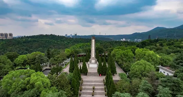 六岁女儿碑前呼唤烈士父亲：爸爸，你听得到吗？