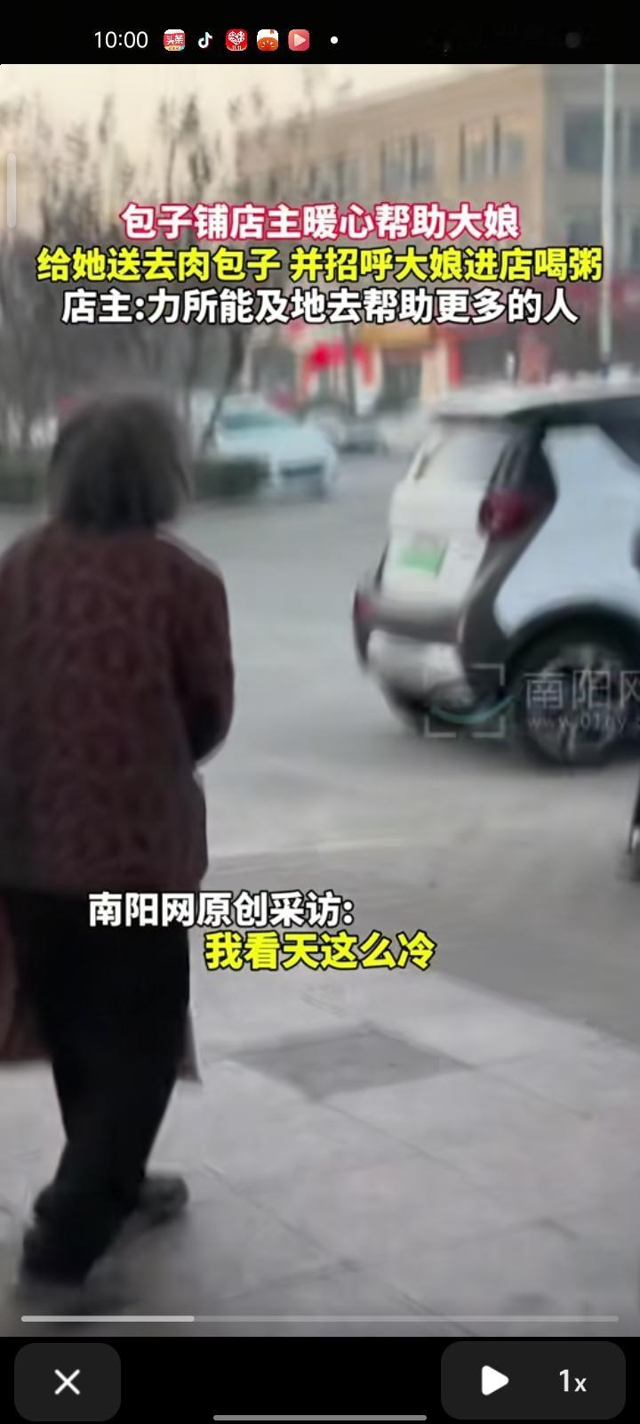 11月21日，河南濮阳。包子店店主营业时，看见一位大娘捡瓶子，看着大娘这么冷的天