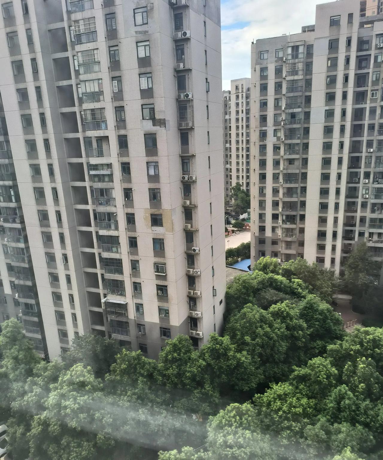 大武汉的天气太热了，才出门去过个早就热得受不了，所以家里空调直接24小时全开，回