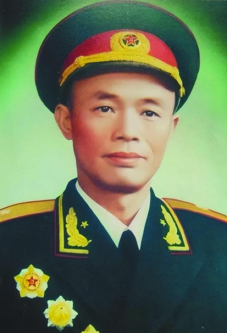 1984年，黄克诚在病房质问钟伟“你老家没人了？”将军钟伟说“我儿子儿媳，还有孙