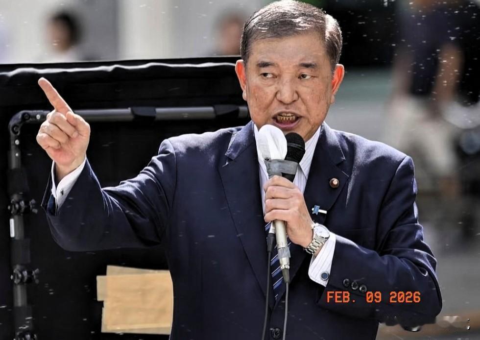 高市狂胜的余温还未散去就迎来当头一棒！日本前首相石破茂对高市发出前所未有的警告！