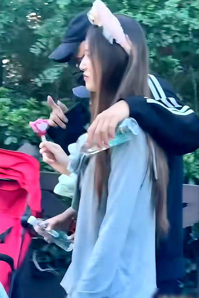 粉丝辟谣一次，正主就亲一次。黄子韬徐艺洋又被拍了，这次连躲都不躲。两人在迪士尼约会，没助理没保镖，路