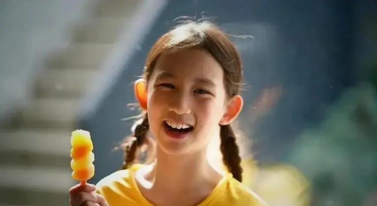 多妹的「精灵耳」：藏在细节里的「灵气密码」最近黄磊孙莉的小女儿多妹罕见出镜，镜