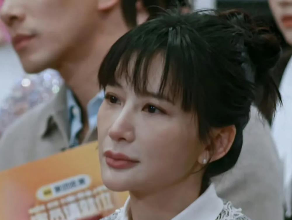 <em>熊乃瑾</em>说自己没整容，年轻时候的照片对比一下，脸型和五官没啥变化！年龄大了，胶