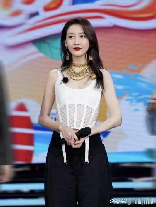 婚后的王鸥穿搭尽显独特风情，抹胸搭配束脚裤随性大方，时尚感满满，气场从容又迷人。