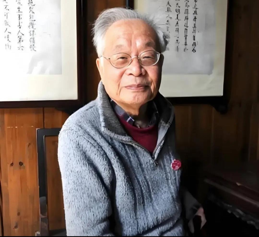 何祚庥老院士回忆上大学时就树立了目标，这个目标是：“我们一定要给国家做贡献”。