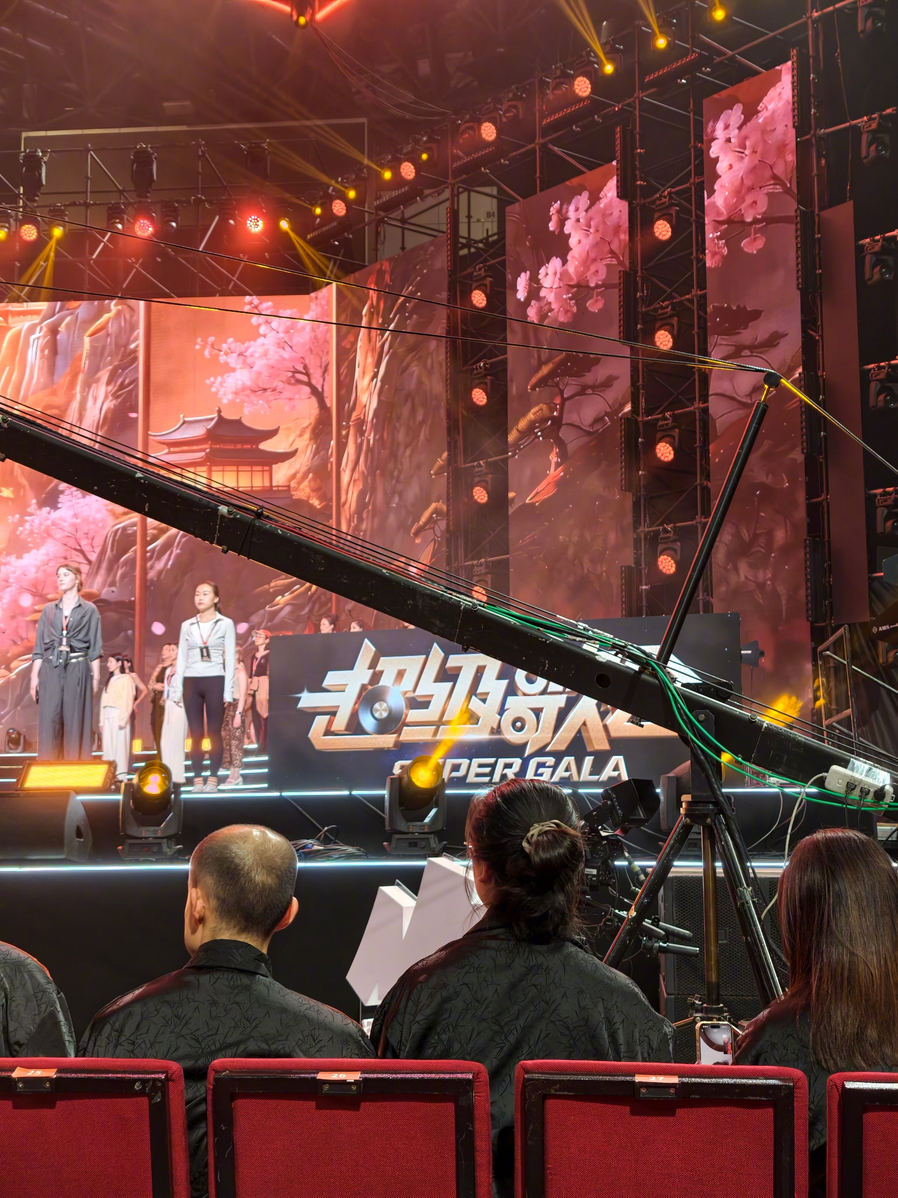 彩排中，体验下万人场当歌手的感觉。今年，还想体验下当演员。深圳·深圳湾体育中心