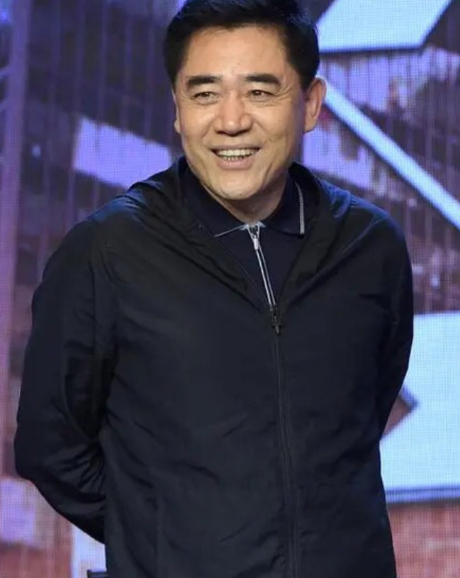 著名导演胡玫说，陈宝国到了剧组的30多天，从来没有什么助理，也不开什么私家车，他