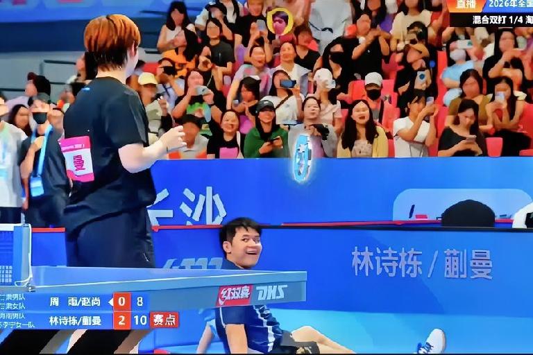 莎莎一个大力闯祸了？！小曼：大兄弟，你倒是起来呀，你坐地上不动算咋回事儿，比赛