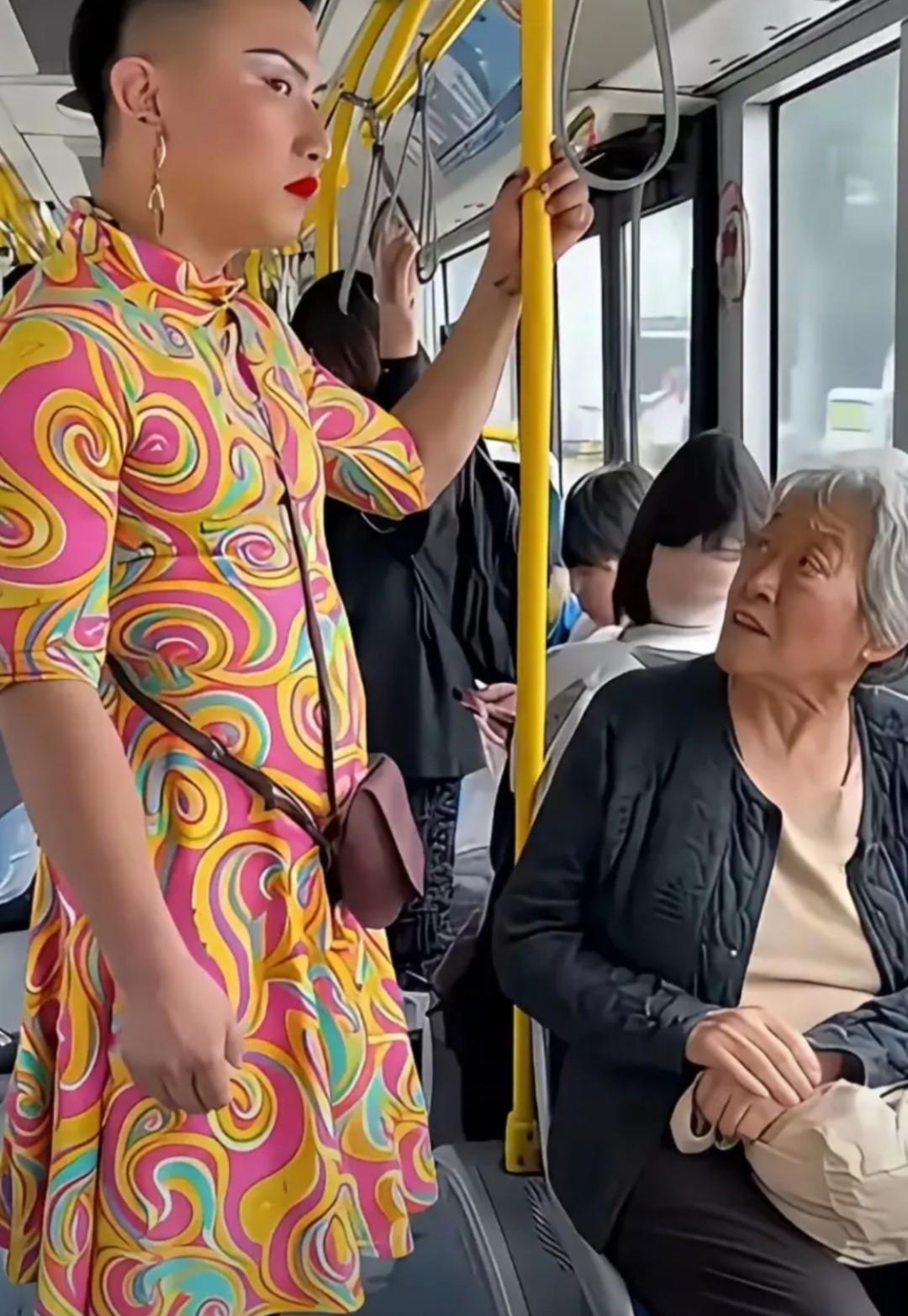 世界太精彩！公交车上大妈遇大妈，就是不一样。