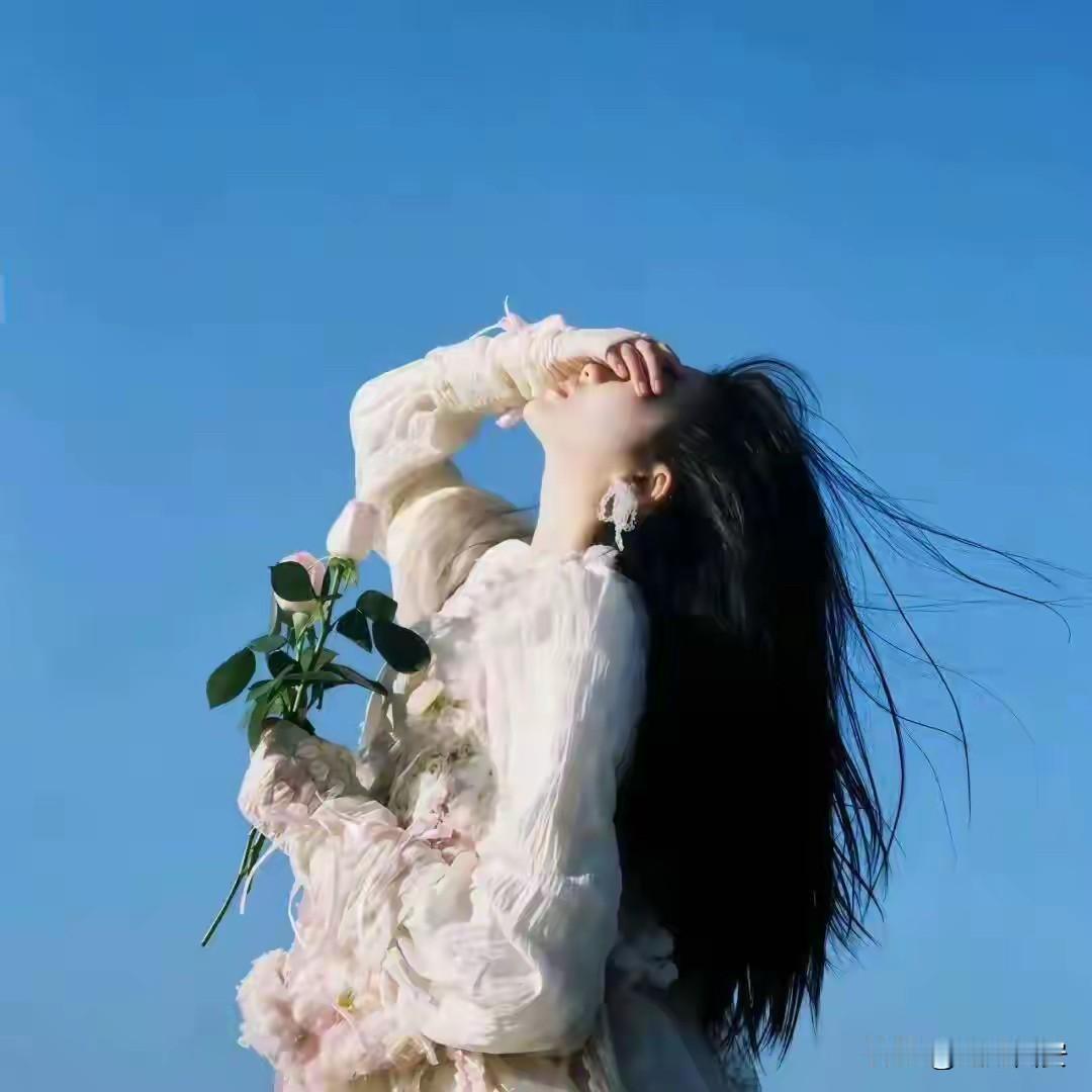 靠近心态富足的人，因为心态富足，为别人考虑，信任别人，帮助别人，祝福别