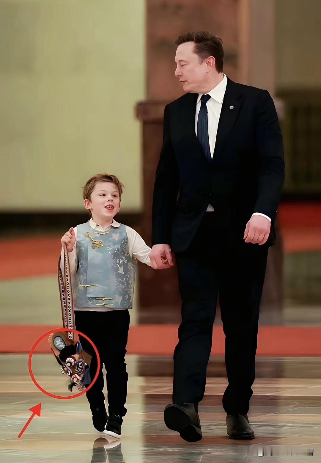 马斯克幼子拎起中国非遗包，狠狠打醒多少盲目崇洋的国人马斯克携幼子现身北京的一