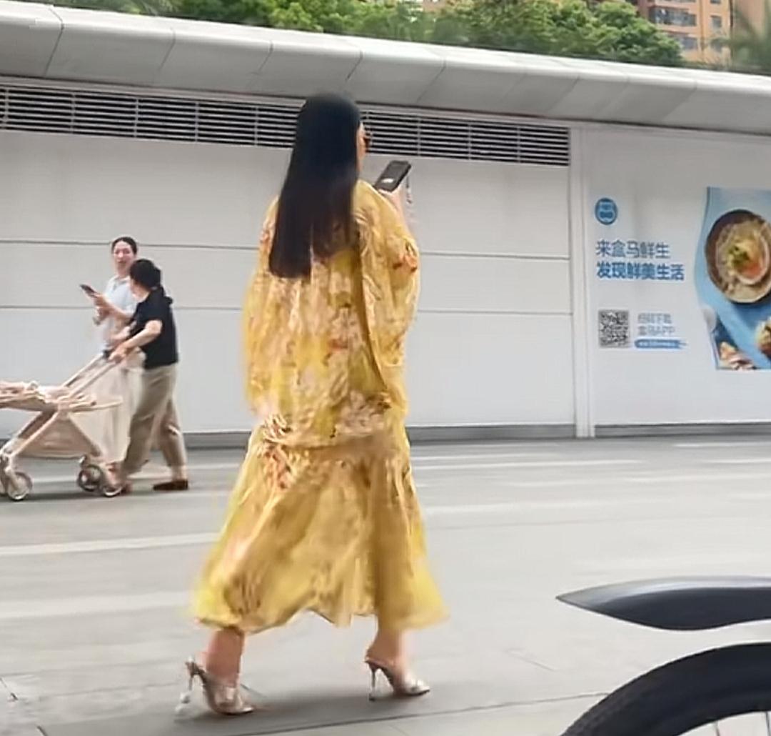 李湘母女的营养师和健身教练，一定是顶级的。这一次露面，整个人体积小了一半，王诗龄