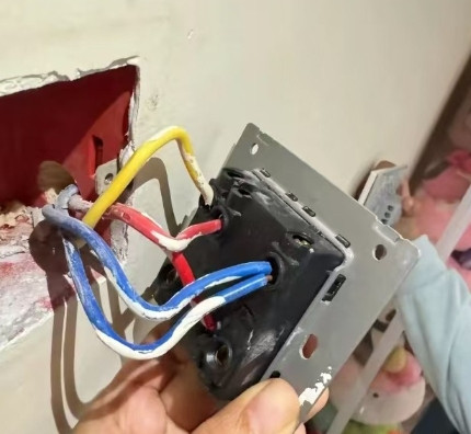 愁死我了！家里开关坏了，我就琢磨着自己换能省点维修费，就动手把旧开关拆下来。哪知