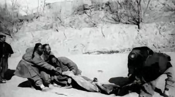 1944年，日军将一个光着身子的14岁少女扔到了河边，临走时还踢了几脚。突然，一