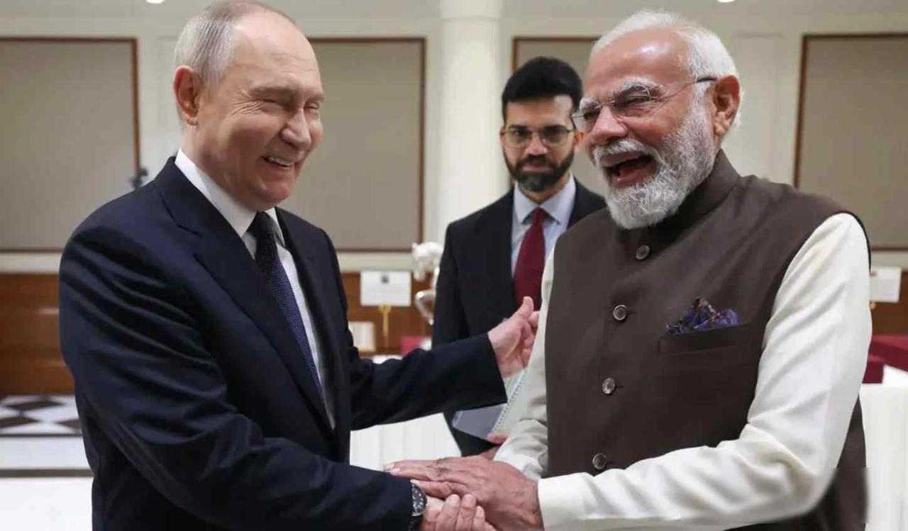 普京抵印，菜单藏玄机，莫迪用薄伽梵歌定调2025年12月4号傍晚，普京突然飞到