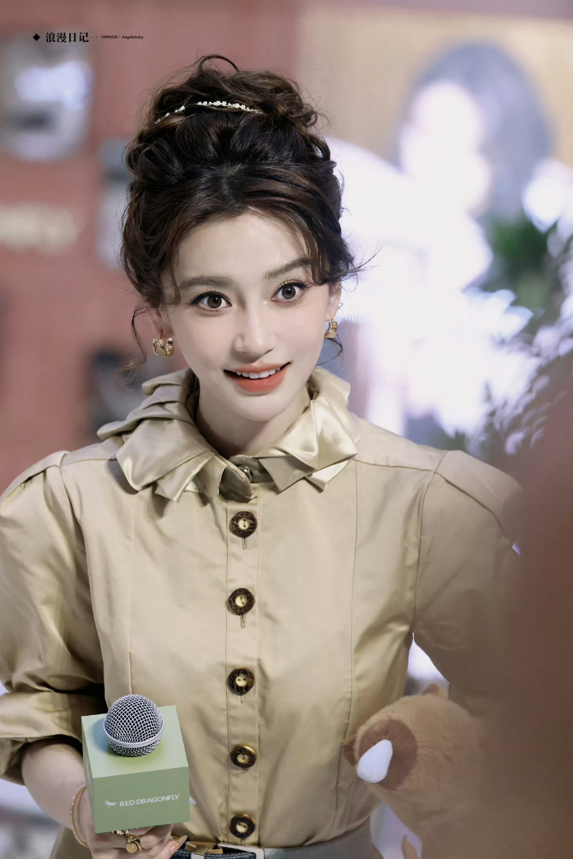Angelababy鞠婧祎娜扎直播状态baby这个发型好像洋娃娃，我疯狂截图[