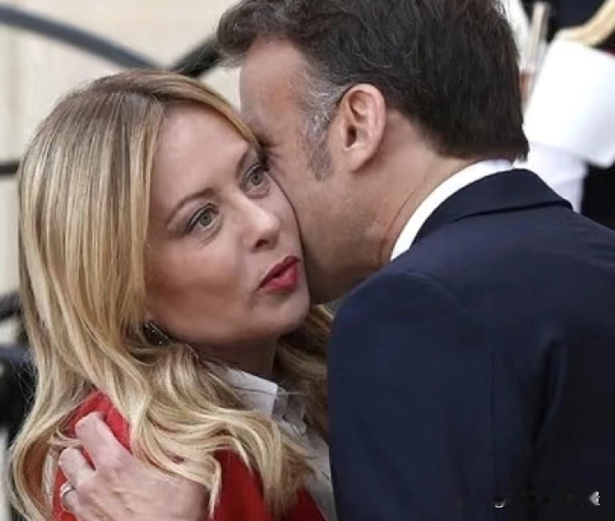 看眼神就知道马克龙说了一句话。