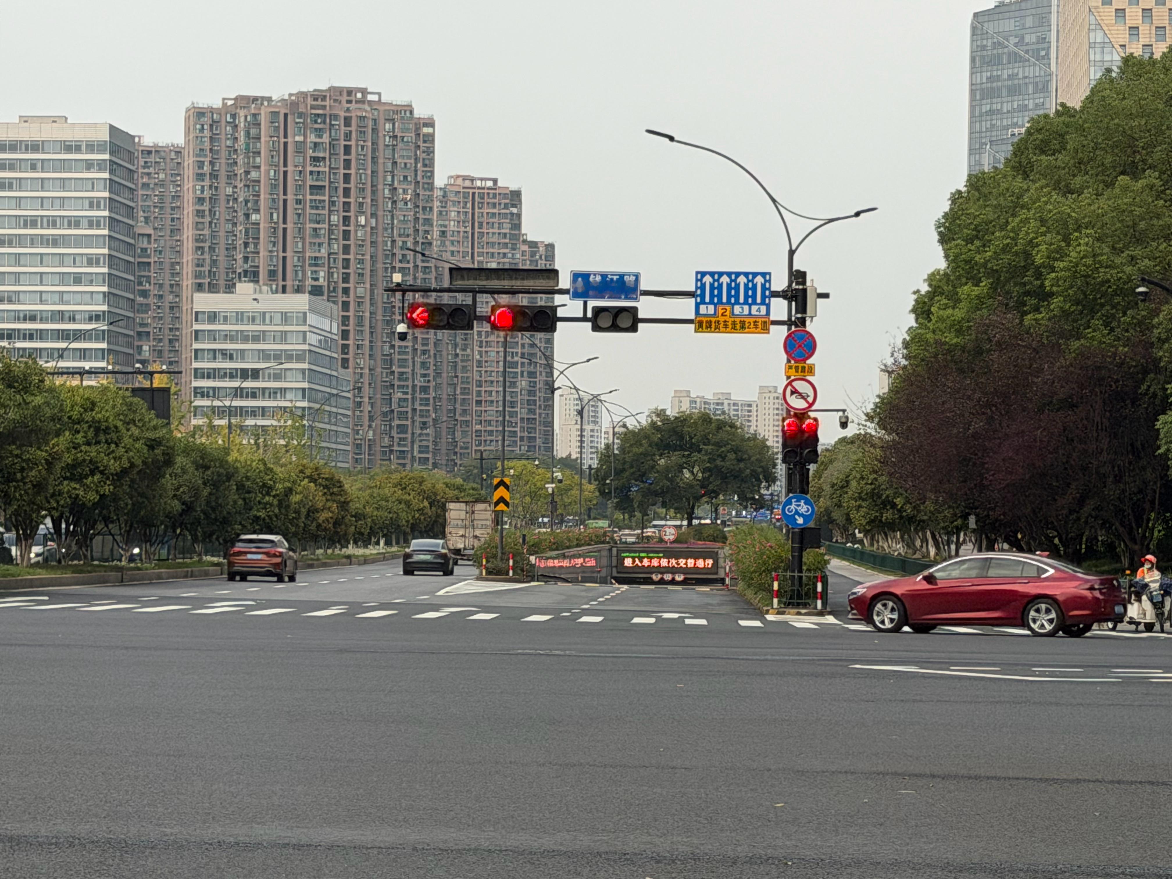 这种开着开着就进了地下停车场的路口，你们猜猜有几家搞不定[笑着哭]​​​