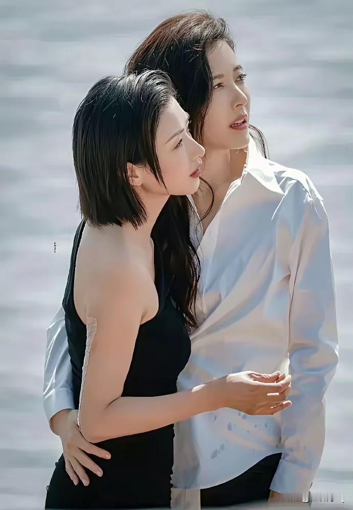 曾黎看起来好高，万茜站在她身边瞬间变得好娇小。曾黎不亏是明星同学们口中的颜霸，颜